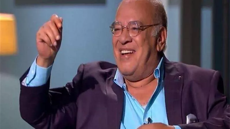بالفيديو| أول ظهور للفنان صلاح عبد الله من كواليس مسلسل تلت التلاتة