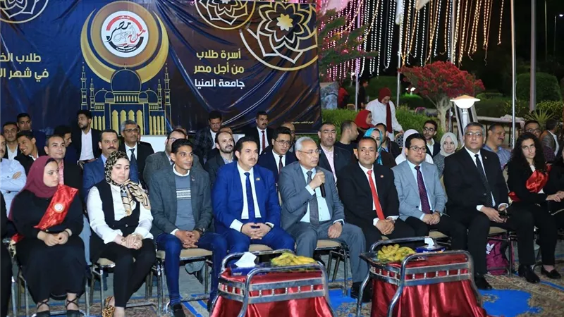 رئيس جامعة المنيا يشهد الإفطار الجماعي لأسرة طلاب من أجل مصر