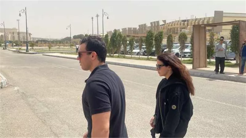 دنيا سمير غانم ورامي رضوان يصلان لحضور جنازة والد دينا الشربيني