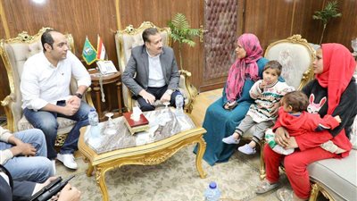 محافظ المنوفية يلتقى عائلة ويقرر صرف مساعدات مالية لهم