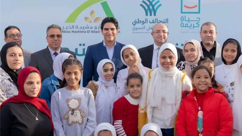 حياة كريمة وأبوهشيمة الخير توزعان الهدايا على الأطفال بدور الرعاية ببني سويف