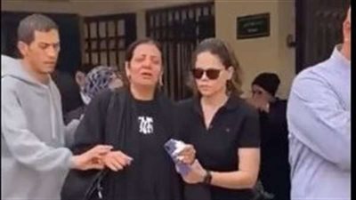 انهيار أسرة الإعلامية شيرين الطحان أثناء تشيع جثمانها