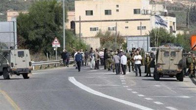 المستوطنين بمعاونة قوات الاحتلال يغلقون حاجز إيل