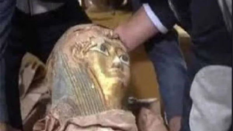 ضبط 5 أشخاص أثناء تبادلهم تمثال يشتبه في أثريته بالعبور
