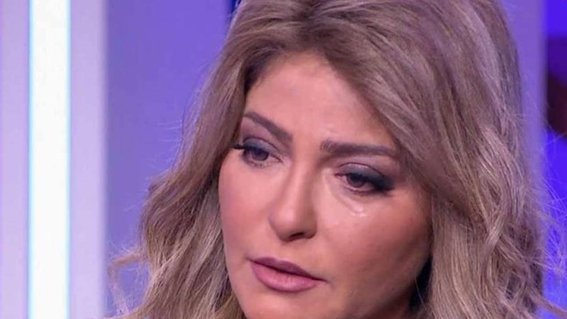 علا غانم تبكي
