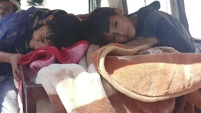 صورة توضح حزن طفلين على فقدان والدتهما