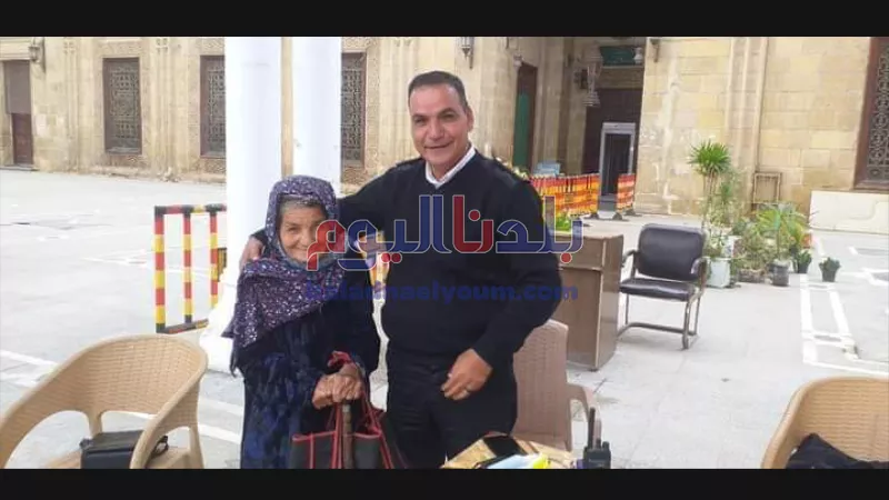 رئيس نقطة مسجد السيد البدوي يساعد مسنة في استخراج أوراق رسمية