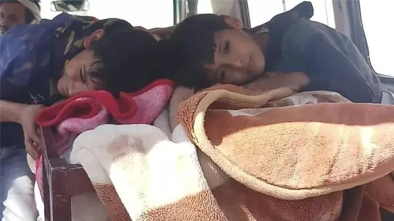 صورة توضح حزن طفلين على فقدان والدتهما