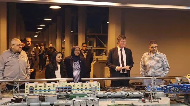 بالصور ..السفير البلجيكي بالقاهرة يتجول بمتحف السكة الحديد بمحطة مصر