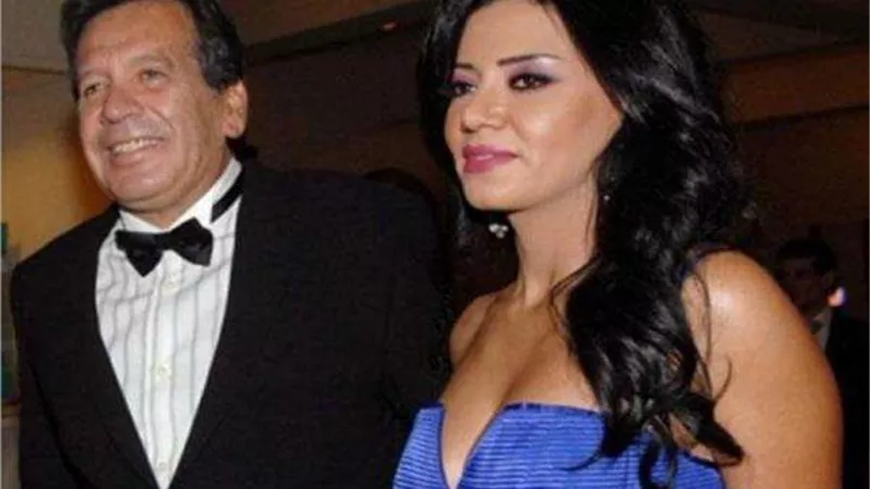 محمد مختار: زعلت من ظهور بنتي بفستان البطانة مع رانيا يوسف في المهرجان