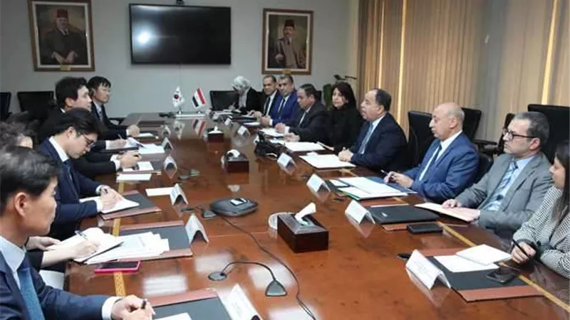 وزير المالية يعقد اجتماعًا لبحث زيادة الاستثمارات الكورية