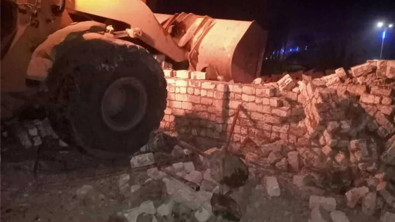 إزالة 7 حالات تعدى بالبناء في المهد بمركزي مطاى وبنى مزار بـ المنيا
