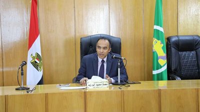 نائب محافظ المنيا يناقش الاستعدادات لموسم توريد القمح