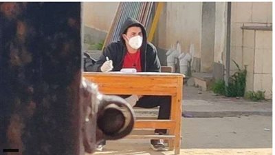 إجبار طالب مصاب بكورونا على أداء الامتحان بفناء المدرسة ... تفاصيل