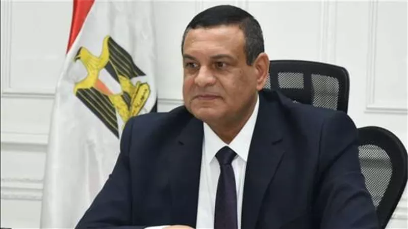 وزير التنمية المحلية يهنئ البابا تواضروس بعيد القيامة المجيد