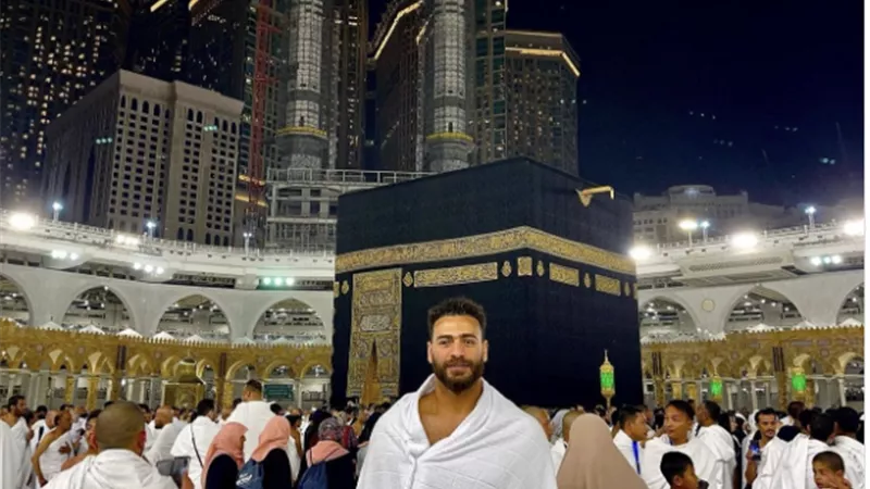 محمد أبو جبل يؤدي مناسك العمرة .. صورة