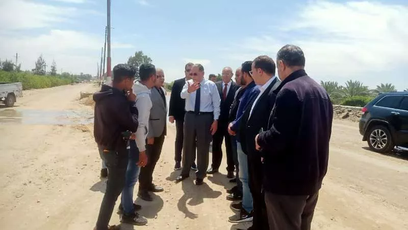 محافظ الشرقية يتفقد أعمال الرصف الجارية بطريق فاقوس_أبو شلبي