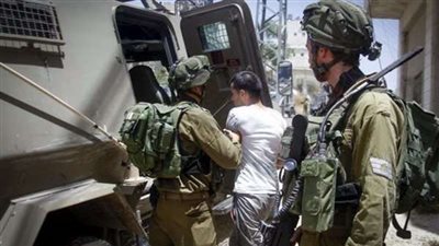 الاحتلال يعتقل عشرات الفلسطينيين بالضفة الغربية
