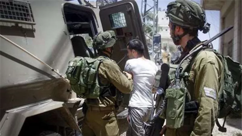 الاحتلال يعتقل عشرات الفلسطينيين بالضفة الغربية