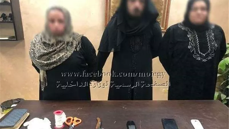 الرجل ارتدى ملابس النساء.. القبض على عاطل وسيدتين بتهمة السرقة بالإكراه بالدقهلية