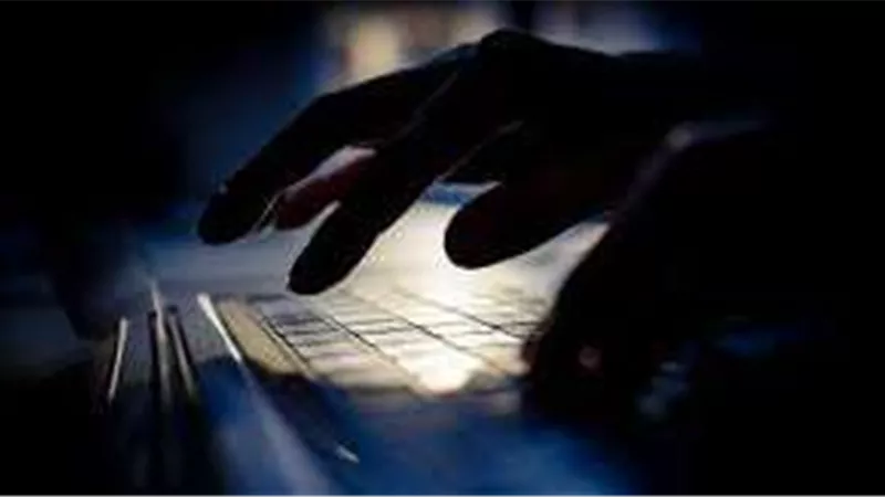 ضبط هاكرز انتحل 32 شخصية على فيس بوك للنصب على المواطنين بالمنيا