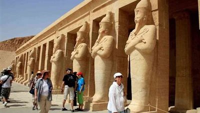 خبير اقتصادي يوضح تأثير السياحة في جذب 40 مليار دولار بعام 2026