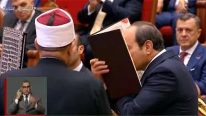 وزير الأوقاف يهدي السيسي نسخة من القرآن الكريم