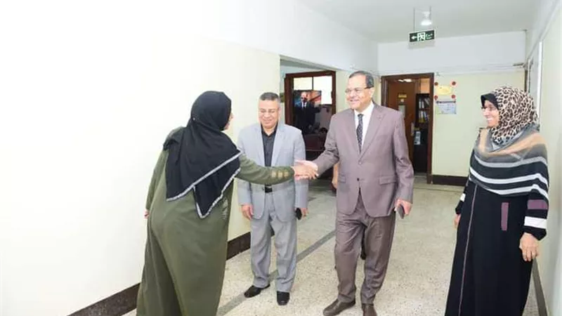 رئيس جامعة سوهاج يقدم التهنئة لأعضاء الجهاز الإداري بمناسبة عيد الفطر