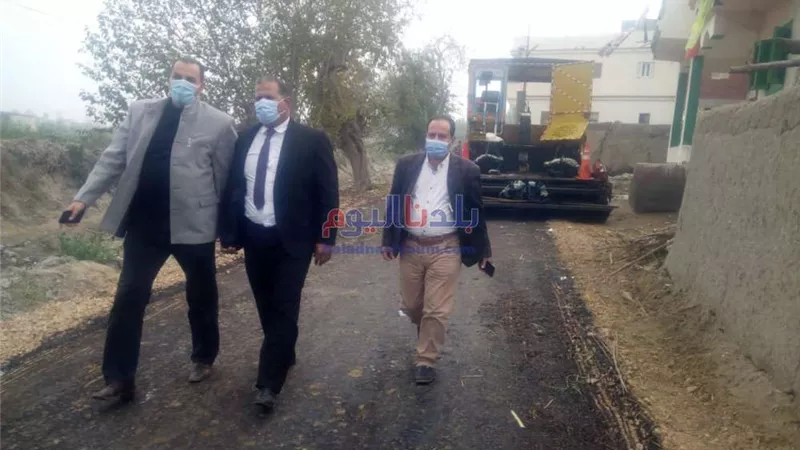 الإنتهاء من رصف طريقين في حوش عيسي