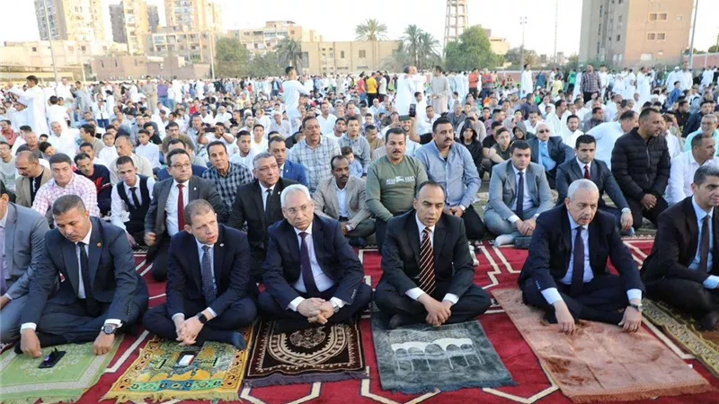 رئيس جامعة المنيا وأعضاء هيئة التدريس يؤدون صلاة عيد الفطر المبارك