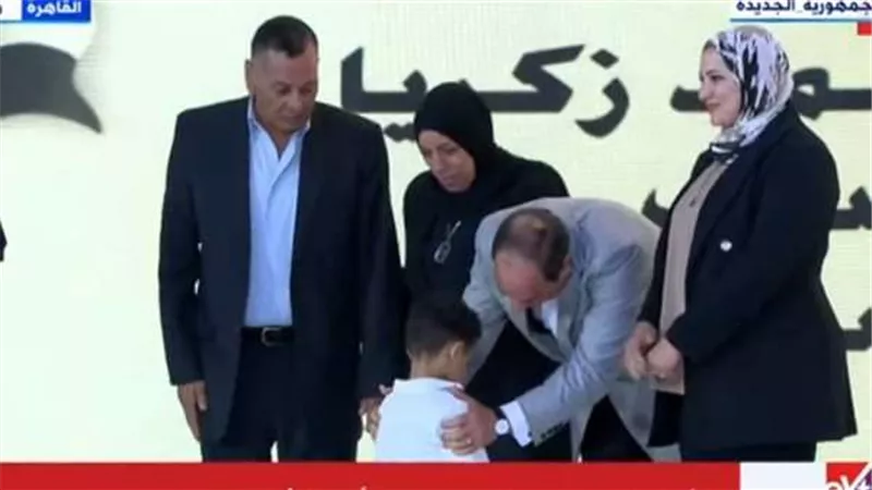 السيسي يكرم عددًا من أسر الشهداء بمركز المنارة