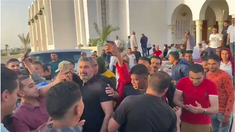 الجمهور يلتف حول ياسر جلال بعد صلاة عيد الفطر