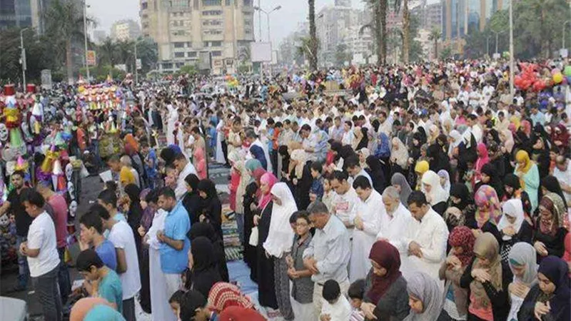 الأزهر يجيب عن حكم صلاة الرجل بجانب المرأة في عيد الفطر