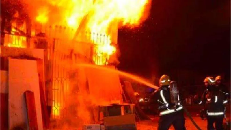 الحماية المدنية تسيطر على حريق جراج للتوك توك بطنطا