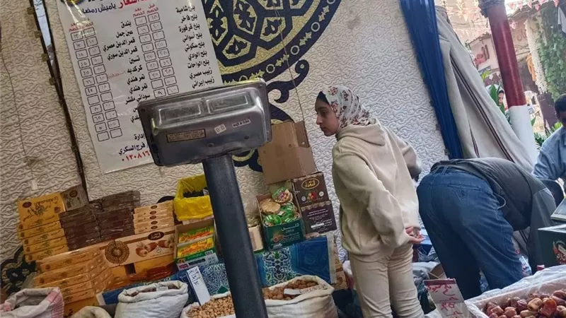 ضبط 25 طن سكر مجهول المصدر بإحدى شركات بيع السلع الغذائية بالشرقية