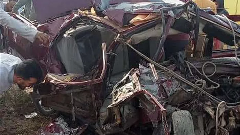 مصرع 5 أشخاص بينهم 4 أشقاء وإصابة 10 آخرين في حادث تصادم بالبحيرة