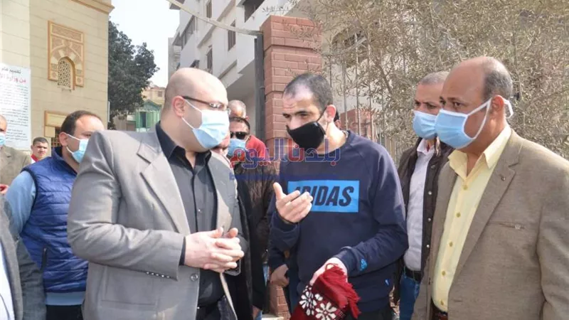 محافظ بني سويف يستمع لمطالب ومقترحات المواطنين في الشارع.. صور