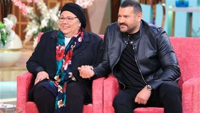 الليلة.. عمرو يوسف ووالدته ضيوف 