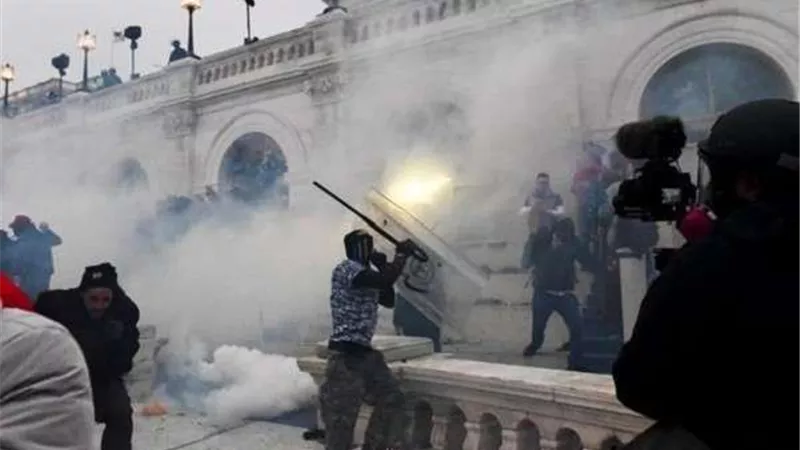 البيت الأبيض تحت الضغوط ينكس علمه حدادا على وفاة عنصرين من شرطة الكونجرس