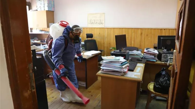 بالصور ..استمرار عمليات التعقيم والتطهير بجامعة عين شمس