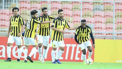 الاتحاد يتقدم على الشباب بهدف في الشوط الأول