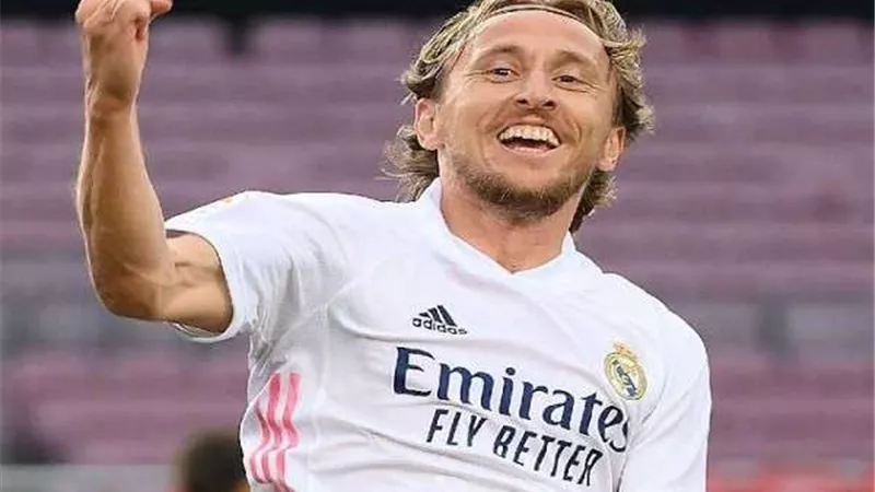 مودريتش يبلغ بيريز برفضه الانتقال للدوري السعودي