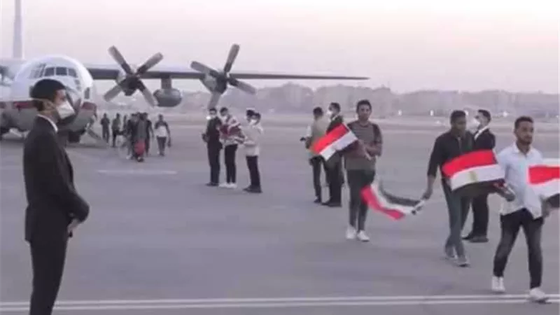 قاعدة شرق تواصل استقبال المصريين القادمين من السودان
