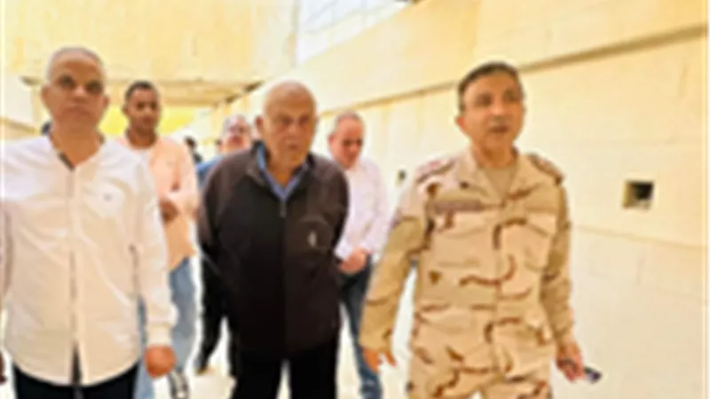 السير مجدى يعقوب يزور المتحف المصري الكبير