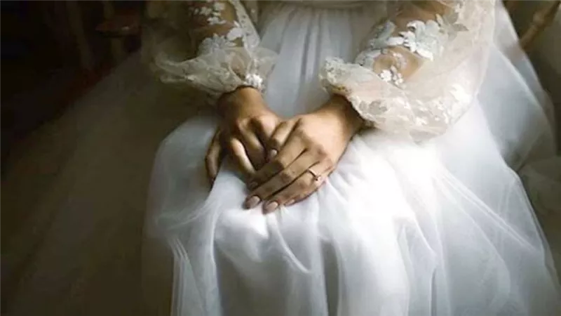حكم كذب الزوج على زوجته في الراتب والوظيفة؟