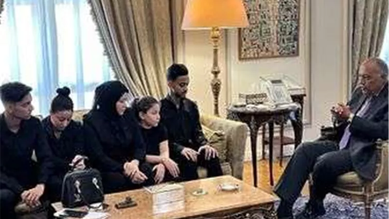 سامح شكري يستقبل أسرة الشهيد محمد الغراوى فقيد سفارة مصر  بالسودان
