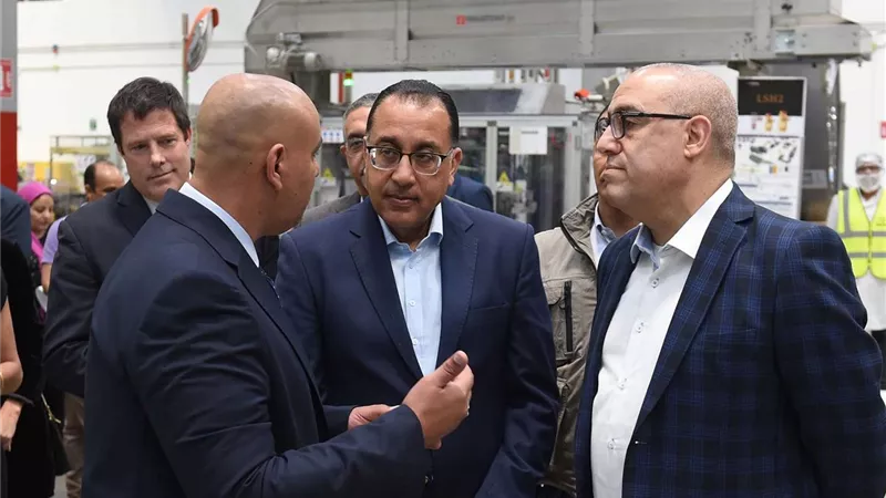 مدبولي  يتفقد مصنع لوريال - القاهرة المتخصص في إنتاج مستحضرات التجميل