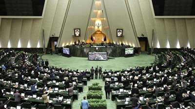 البرلمان الإيراني يوافق على إقالة وزير الصناعة.. لهذا السبب