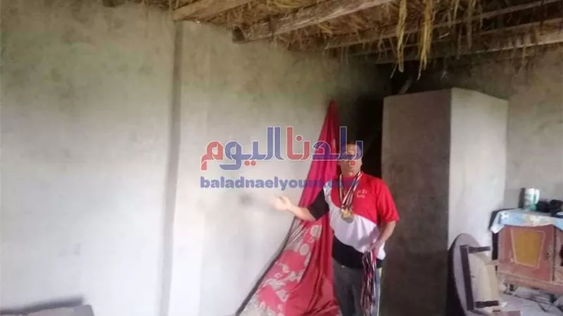 بطل العالم في ألعاب القوى يعرض ميداليته للبيع لتجهيز مسكنه بالغربية (صور)