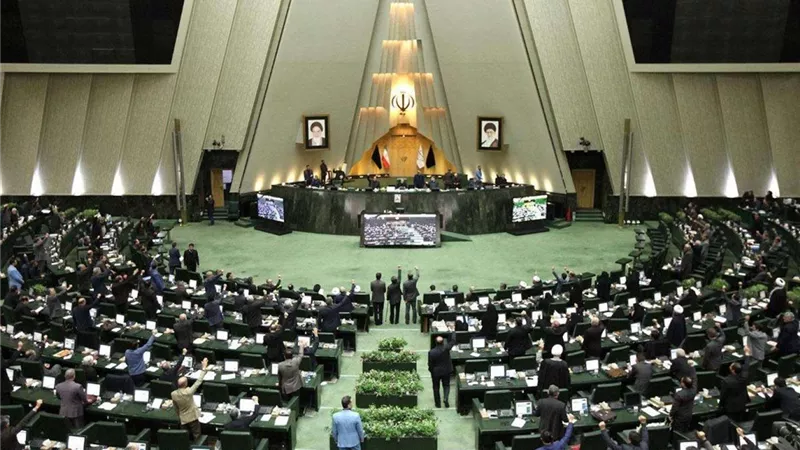 البرلمان الإيراني يوافق على إقالة وزير الصناعة.. لهذا السبب